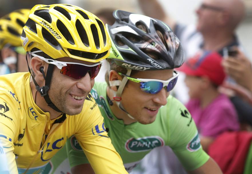 Prima della partenza dell&#39;ottava tappa del Tour de France Tomblaine-Gerardmer, sorrisi tra Vincenzo Nibali e Peter Sagan con il casco &#39;&#39;Wolverine&#39;&#39;. Reuters
